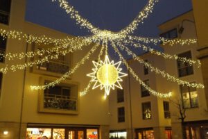 Weihnachtsbeleuchtung von Essert-Illuminationen mit LED-Lichterketten und Fiberglas als Straßenüberspannung in Eschborn
