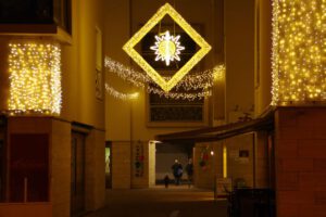 Weihnachtsbeleuchtung von Essert-Illuminationen mit LED-Lichterketten und Fiberglas als Gebäudebeleuchtung und Straßenüberspannung in Eschborn