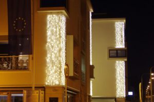 Weihnachtsbeleuchtung von Essert-Illuminationen mit LED-Lichtvorhängen als Gebäudebeleuchtung in Eschborn