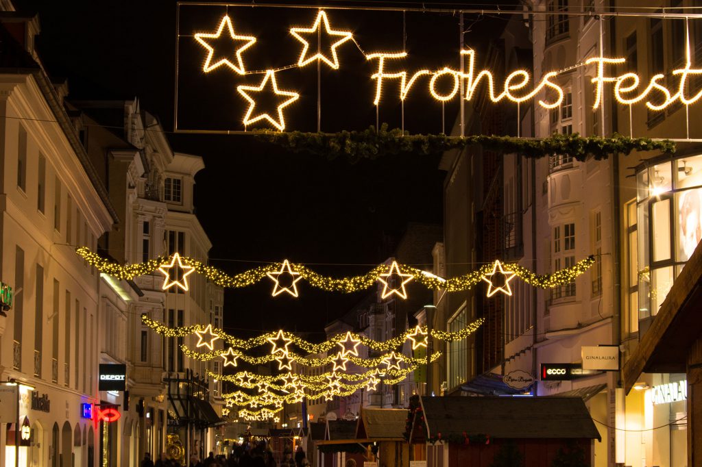 Weihnachtsbeleuchtung von Essert-Illuminationen mit LED-Lichtschlauch und Girlande als Schriftzug in Flensburg