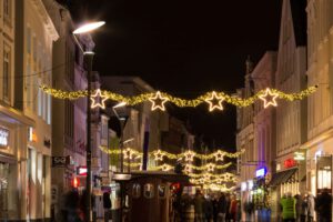 Weihnachtsbeleuchtung von Essert-Illuminationen mit LED-Lichterketten und Girlande als Straßenüberspannung in Flensburg