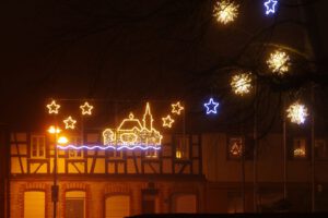 Weihnachtsbeleuchtung von Essert-Illuminationen mit LED-Lichtschlauch und LED-Lichterketten als Baumbeleuchtung und Straßenüberspannung in Flörsheim