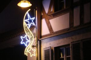 Weihnachtsbeleuchtung von Essert-Illuminationen mit LED-Lichtschlauch und LED-Lichterketten als Laternenbeleuchtung in Flörsheim