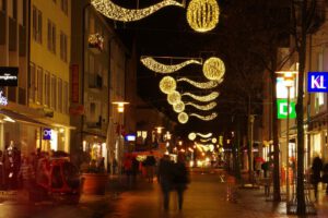 Weihnachtsbeleuchtung von Essert-Illuminationen mit LED-Lichterketten als Straßenüberspannung in Friedrichshafen