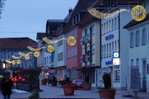 Weihnachtsbeleuchtung von Essert-Illuminationen mit LED-Lichterketten als Straßenüberspannung in Friedrichshafen