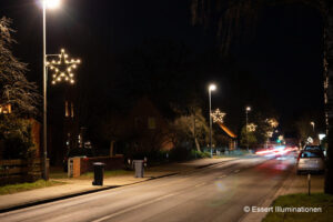 Weihnachtsbeleuchtung von Essert-Illuminationen mit LED-Tropfenlampen und Girlande als Laternenbeleuchtung in Gellersen