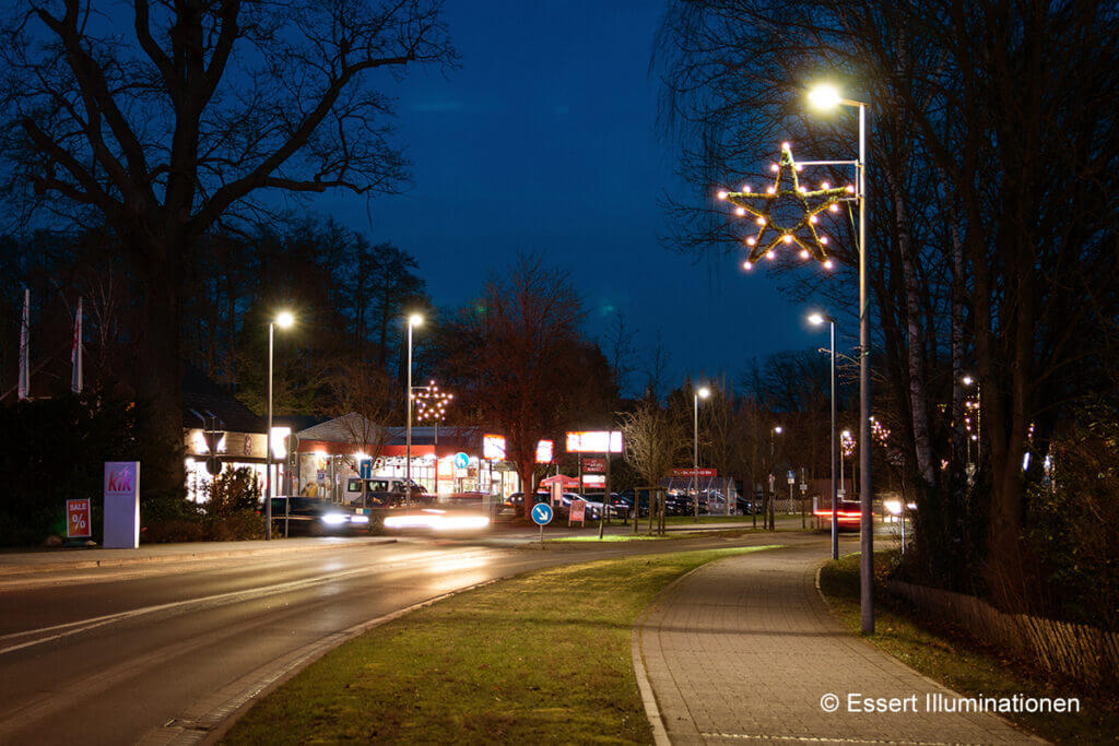 Weihnachtsbeleuchtung von Essert-Illuminationen mit LED-Tropfenlampen und Girlande als Laternenbeleuchtung in Gellersen