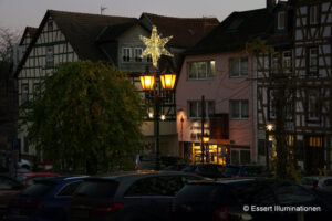 Weihnachtsbeleuchtung von Essert-Illuminationen mit LED-Lichterketten und Fiberglassternen als Laternenbeleuchtung in Gelnhausen