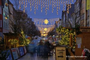 Weihnachtsbeleuchtung von Essert-Illuminationen mit LED-Lichterketten und Fiberglaskugeln als Straßenüberspannung in Göppingen