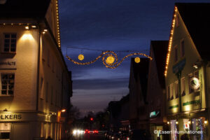 Weihnachtsbeleuchtung von Essert-Illuminationen mit LED-Lichterketten und Girlande als Straßenüberspannung in Göppingen