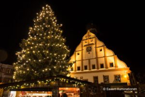 Weihnachtsbeleuchtung von Essert-Illuminationen mit LED-Tropfenlampen als Baumbeleuchtung in Grimma