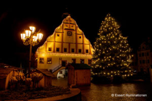Weihnachtsbeleuchtung von Essert-Illuminationen mit LED-Lichterketten als Gebäudebeleuchtung in Grimma