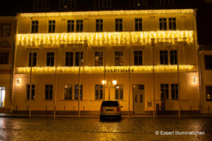 Weihnachtsbeleuchtung von Essert-Illuminationen mit LED-Lichterketten als Gebäudebeleuchtung in Grimma