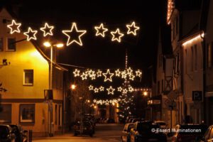 Weihnachtsbeleuchtung von Essert-Illuminationen mit LED-Lichtschlauch und Girlande als Straßenüberspannung in Großwallstadt
