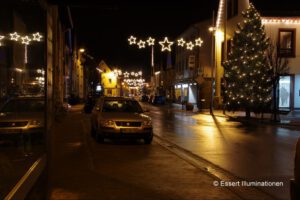 Weihnachtsbeleuchtung von Essert-Illuminationen mit LED-Lichtschlauch und Girlande als Straßenüberspannung in Großwallstadt