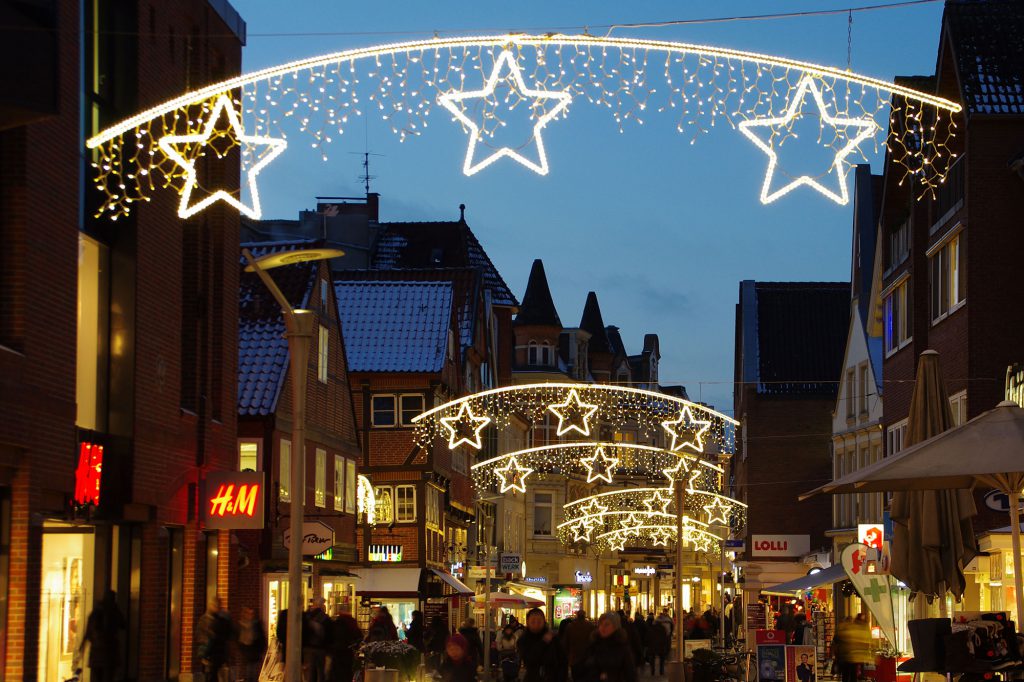 Weihnachtsbeleuchtung von Essert-Illuminationen mit LED-Lichterketten und LED-Lichtschlauch als Straßenüberspannung in Hamburg Bergedorf