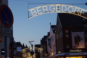 Weihnachtsbeleuchtung von Essert-Illuminationen mit LED-Lichterketten und LED-Lichtschlauch als Schriftzug in Hamburg Bergedorf