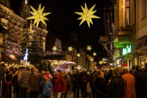 Weihnachtsbeleuchtung von Essert-Illuminationen mit LED-Lichterketten und Fiberglassternen als Straßenüberspannung in Hameln