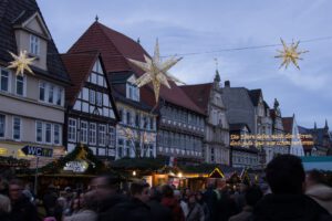 Weihnachtsbeleuchtung von Essert-Illuminationen mit LED-Lichterketten und Fiberglassternen als Straßenüberspannung in Hameln