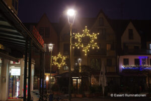Weihnachtsbeleuchtung von Essert-Illuminationen mit LED-Lichterketten und Girlande als Laternenbeleuchtung in Hattersheim