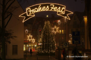 Weihnachtsbeleuchtung von Essert-Illuminationen mit LED-Lichtschlauch und Tannenmatte als Schriftzug in Hattersheim