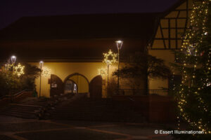 Weihnachtsbeleuchtung von Essert-Illuminationen mit LED-Lichterketten und Girlande als Laternenbeleuchtung in Hattersheim