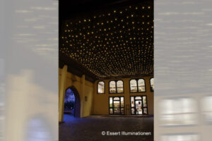 Weihnachtsbeleuchtung von Essert-Illuminationen mit LED-Lichtvorhang als Gebäudebeleuchtung in Gemünden