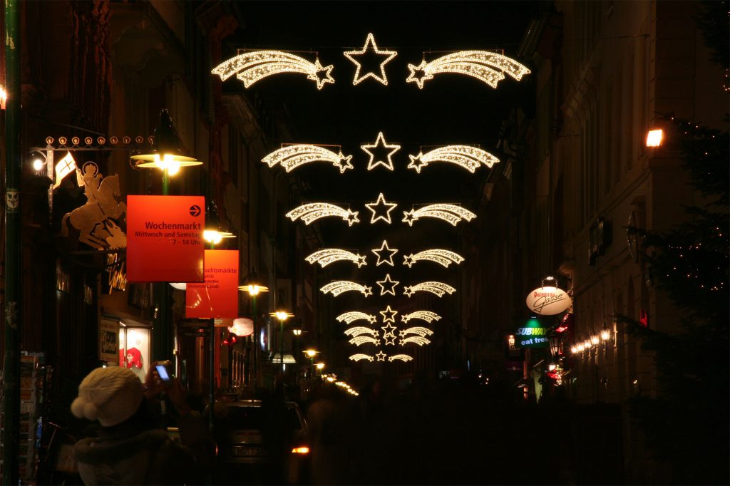 Weihnachtsbeleuchtung von Essert-Illuminationen mit LED-Lichtschlauch und LED-Lichterketten als Straßenüberspannung in Heidelberg
