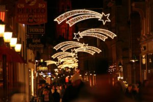 Weihnachtsbeleuchtung von Essert-Illuminationen mit LED-Lichtschlauch und LED-Lichterketten als Straßenüberspannung in Heidelberg