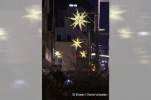 Weihnachtsbeleuchtung von Essert-Illuminationen mit Design-Sternen aus Fiberglas als Laternenbeleuchtung in Heidenheim