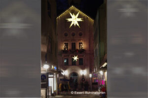 Weihnachtsbeleuchtung von Essert-Illuminationen mit Design-Sternen aus Fiberglas als Straßenüberspannung in Heidenheim