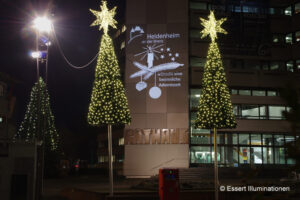 Weihnachtsbeleuchtung von Essert-Illuminationen mit Kegelbäumen in Heidenheim