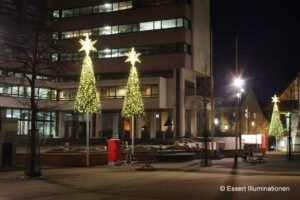 Weihnachtsbeleuchtung von Essert-Illuminationen mit Kegelbäumen in Heidenheim