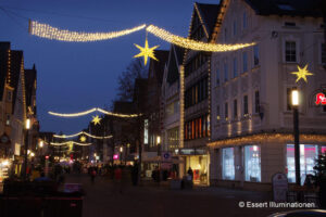 Weihnachtsbeleuchtung von Essert-Illuminationen mit LED-Lichterketten als Straßenüberspannung in Heidenheim