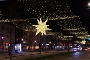 Weihnachtsbeleuchtung von Essert-Illuminationen mit LED-Lichtvorhang und Design-Stern aus Fiberglas als Straßenüberspannung in Heilbronn