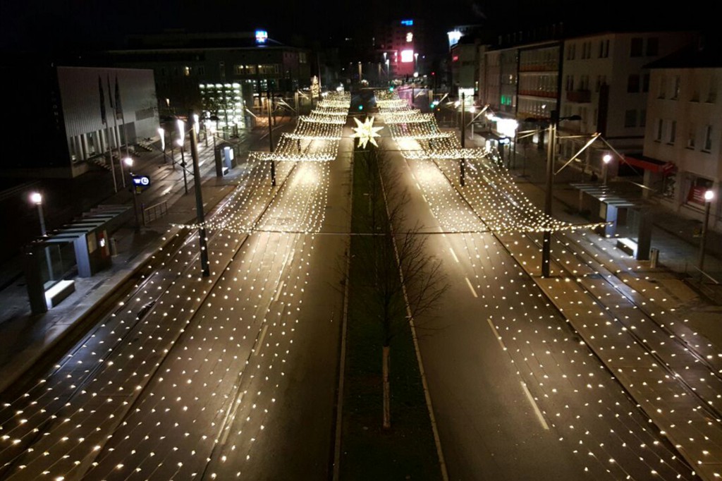 Weihnachtsbeleuchtung von Essert-Illuminationen mit LED-Lichtvorhang und Design-Stern aus Fiberglas als Straßenüberspannung in Heilbronn