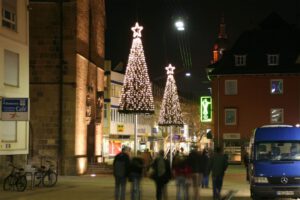Weihnachtsbeleuchtung von Essert-Illuminationen mit Kegelbäumen in Heilbronn