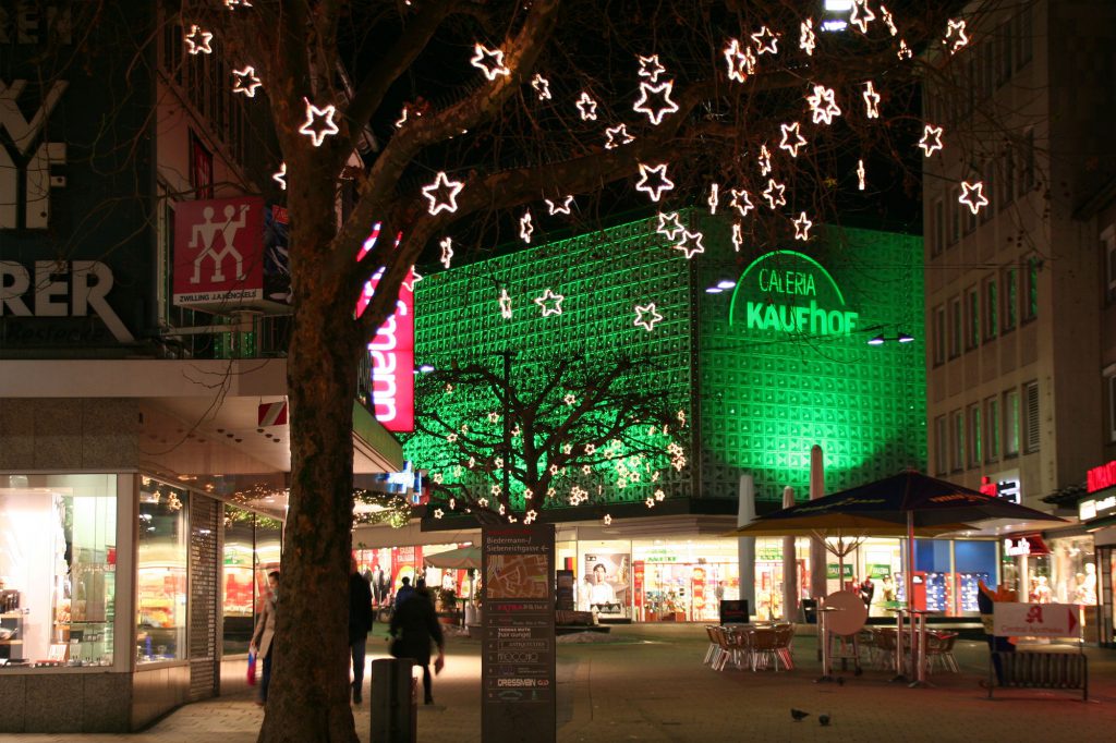Weihnachtsbeleuchtung von Essert-Illuminationen mit LED-Lichtschlauch als Baumbeleuchtung in Heilbronn