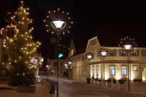 Weihnachtsbeleuchtung von Essert-Illuminationen mit LED-Tropfenlampen und Girlande als Laternenbeleuchtung in Höchberg