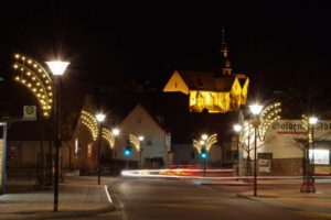 Weihnachtsbeleuchtung von Essert-Illuminationen mit LED-Tropfenlampen und Girlande als Laternenbeleuchtung in Höchberg