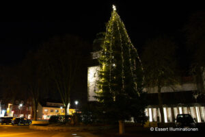 Weihnachtsbeleuchtung von Essert-Illuminationen mit LED-Lichterketten als Baumbeleuchtung in Hövelhof