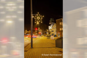Weihnachtsbeleuchtung von Essert-Illuminationen mit LED-Tropfenlampen und Girlande als Laternenbeleuchtung in Hövelhof