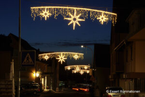 Weihnachtsbeleuchtung von Essert-Illuminationen mit LED-Lichterketten und LED-Lichtschlauch als Straßenüberspannung in Igersheim