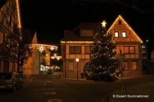 Weihnachtsbeleuchtung von Essert-Illuminationen mit LED-Lichterketten als Gebäudebeleuchtung in Igersheim