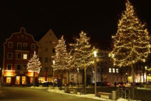 Weihnachtsbeleuchtung von Essert-Illuminationen mit LED-Lichterketten als Baumbeleuchtung in Ingolstadt