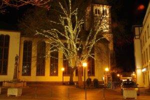 Weihnachtsbeleuchtung von Essert-Illuminationen mit LED-Lichterketten als Baumbeleuchtung in Jülich