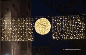 Weihnachtsbeleuchtung von Essert-Illuminationen mit LED-Lichterketten und Fiberglaskugeln als Straßenüberspannung in Kiel
