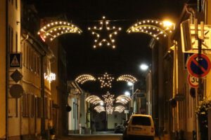 Weihnachtsbeleuchtung von Essert-Illuminationen mit LED-Tropfenlampen und Girlande als Straßenüberspannung in Kleinheubach