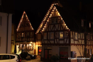 Weihnachtsbeleuchtung von Essert-Illuminationen mit LED-Tropfenlampen als Gebäudebeleuchtung in Klingenberg