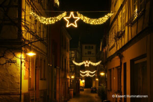 Weihnachtsbeleuchtung von Essert-Illuminationen mit LED-Lichtschlauch und Girlande als Straßenüberspannung in Klingenberg